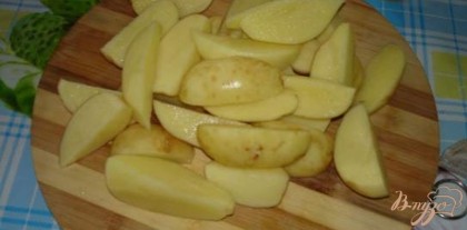 Молодой картофель вымыть. Удалить шкурку. Мои плоды картофеля крупные. Я каждый порезала на 4 части. Если ваши меньше или вообще как горох, еще лучше. Оставьте их в первозданном виде.