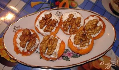 Готово! Наполните творожной массой половинки абрикос. На каждую горку творожной массы выложить ядро грецкого ореха.