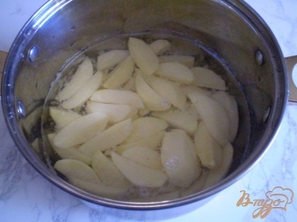 Теперь перейдем к приготовлению картофеля. Картофель очистить от кожуры. Вымыть хорошенько. Порезать на не большие дольки. Я использовала средний, даже ближе к мелкому картофель, поэтому просто порезала на 4 части. Если картофель крупный, сделайте больше долек, но так чтобы он более менее оставался устойчивым. Отвариваем 10-12 минут, не дольше, чтобы картофель не разварился.