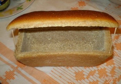 У хлеба вынять серединку. Сам хлеб подсушить в духовке, чтоб он зачерствел.