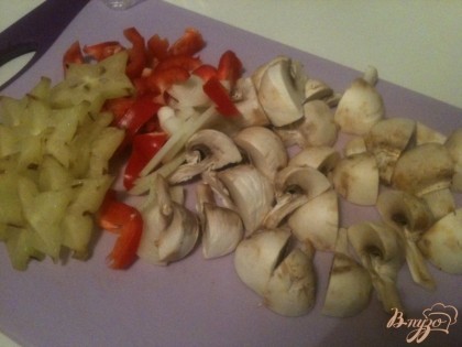 За это время подготовить овощи по вкусу. У меня было немного грибов, сладкий перец и карамбола. Когда мясо обжарится, на этой же сковороде немного обжарить овощи, в течении 5 мин.