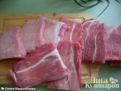 Мясо нарезать на одинаковые кусочки толщиной 0,5 см