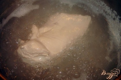 Отварите куриное филе в подсоленной воде до готовности. Остудить. Нарезать меленько.