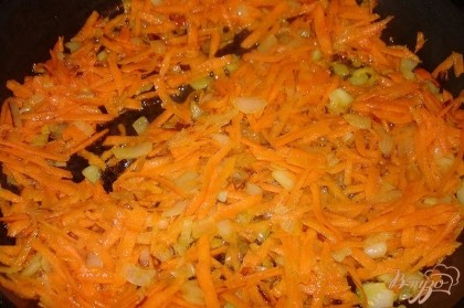 Каждый слой крекерного торта будем промазывать неким соусом. Его приготовим так: на растительном масле поджарить мелко нарубленный кубиками лук, потом добавить натертую на терке морковь. Тушить до готовности овощей на маленьком огне.