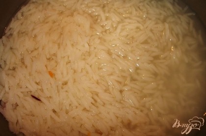 Итак, рис отварили в подсоленной кипящей воде до полуготовности. Воду из риса не сливайте. Вымыть изюм. Добавить к рису в теплую воду. Он там распарится и подружится.