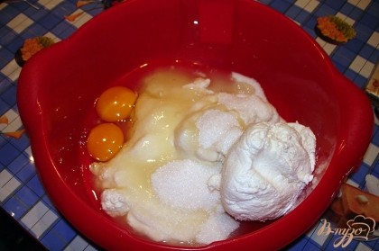 В единую чашу или миску сложите продукты для теста: 500 гр творога, 200 гр сметаны, 5-6 ложек сахара, 1 ч. ложка разрыхлителя и конечно яйца. Перемешайте все вилочкой до однородности.