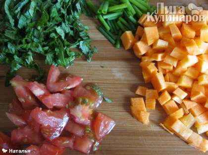 Пока запекаются фрикадельки, готовим соус. Зелень, помидор и морковь нарежем по своему желанию.