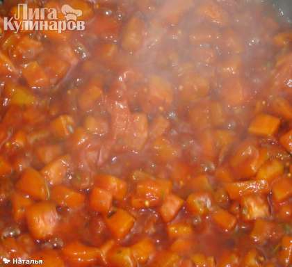 В сковороду налить растительное масло и обжарить морковь, затем добавить нарезанные помидоры, посолить и поперчить. Минут 5 потушить под крышкой. Затем добавить томатную пасту,  разбавить кипяченой водой  (я добавляю 0,5 стакана) и довести до кипения. Кипятить минут 5.