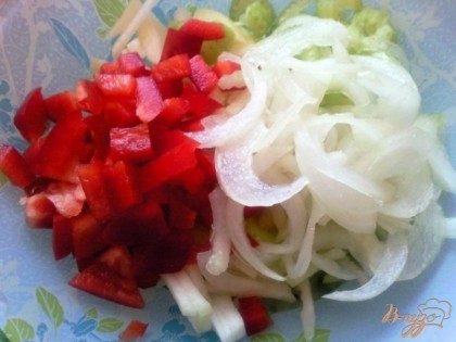 В салатнике смешаем все овощи. Нарежем сладкий перец.Приправим салат специями. Заправляем сметаной.