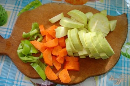 Вымыть овощи. Картофель, кабачок, болгарский перец и морковь очистить. Каждый овощ нарезать произвольно. Не следует добиваться каких-то форм. Наш суп будет суп-пюре. Форма овощей не имеет значения.