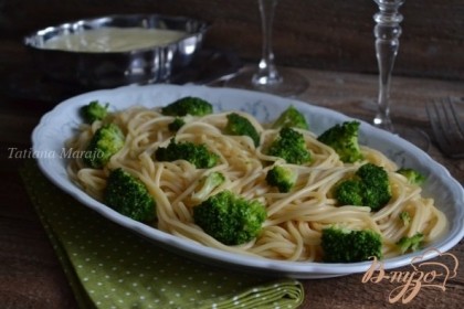 На тарелку выложить спагетти и соцветия капусты. Полить соусом.