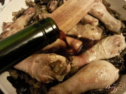 Вольем сухое красное вино и тушим на медленном огне.Блюдо считается готовым,когда соус выпарится наполовину.