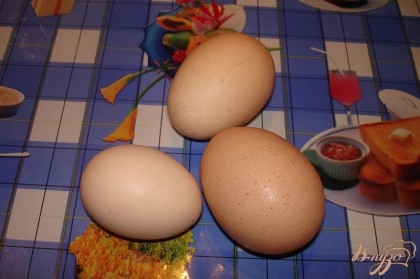 Яйца куриные следует отварить.