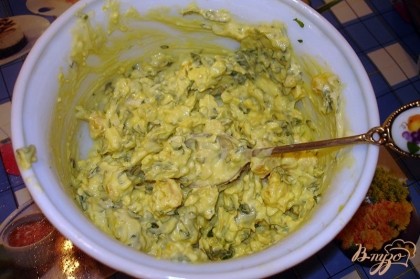  Натрите голубой сыр на терке. Зелень петрушки нарезать. Соедините петрушук, желток и зелень. Перетрите все вилкой или ложкой.