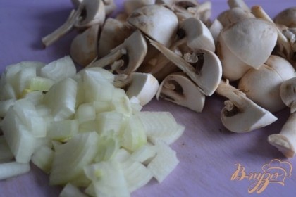 Грибы и луковицу нарезать и добавить к картофелю. Готовить еще в течении 5-7 минут.