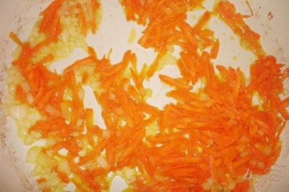 В сковороде или сотейнике обжарить лук и морковь