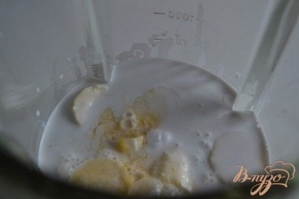 В блендер вылить молоко, добавить кусочки банана и сок апельсина, можно с мякотью.Взбить в течении 1 мин. Затем добавить мед по вкусу, еще немного перемешать.