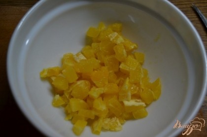 Апельсин чистим от кожуры и режем кубиками. Сок, образовавшийся от нарезки апельсина, не выливаем.