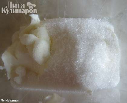 В сметану добавить сахар, можно добавить ванилин. Готовила без всяких добавок.