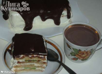 Пропитавшийся кремом торт разрезаем на кусочки и подаем к горячему шоколаду  или к чаю. Приятного аппетита!