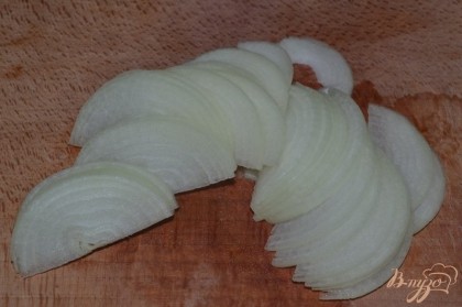Вторую луковицу режем тонкими полукольцами.