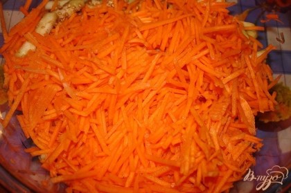 Морковку натереть на терке.