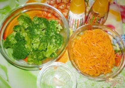 Подготовьте продукты для салата: капусту остудить, морковь можно приготовить самостоятельно, можно использовать магазинную, очистить дольку чеснока.