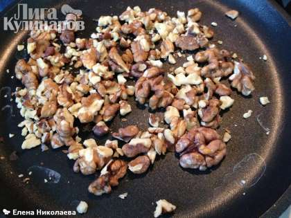Прежде чем замешивать тесто для хлеба сделаем небольшую подготовительную работу: обжарим на сухой сковороде грецкие орехи
