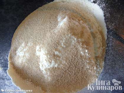 Тесто замешивается просто и быстро: смешиваем муку, сахар, соль и сухие дрожжи