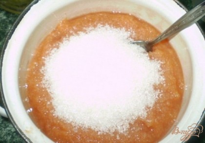 В айвовое пюре добавьте сахар, пробуйте на свой вкус, количество сахара написанное в ингредиентах - относительно. Перемешайте до растворения сахара.