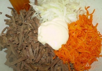 Соединяем ингредиенты: жареная морковь (масло от жарки моркови стало оранжевым и насытилось каротином, на нем можно сделать майонез, или заправку для супа), варенные сердечки и маринованный лук (я обычно промываю лук после маринада, не люблю ярко кислый вкус, но вы решайте сами, промыть или нет). Добавляем майонез.