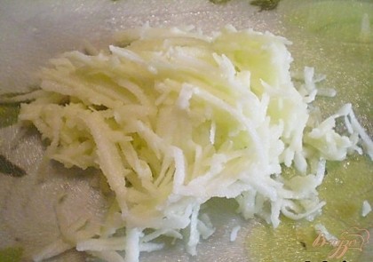 Подготовить, очистить и сполоснуть овощи. Некоторые хозяйки кладут в салат редьку прямо с кожурой, но это не правильно, редьку обязательно нужно почистить, снять тонким слоем кожуру. С яблока снимите кожуру, удалите сердевинку. Мякоть потрите на крупной терке. Если хотите, чтобы яблоко не изменило цвет, то сбрызните его лимонным соком.