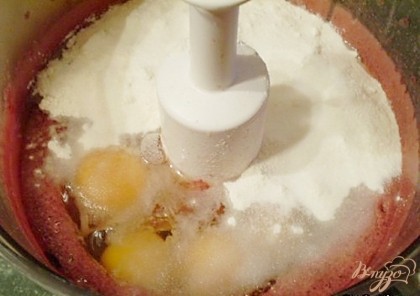 Добавляем соль, перец молотый черный, 4 яйца сырых, муку. Перемешиваем в измельчите до однородности.