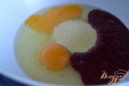 Яйца, пюре из ежевики и манка + щепотка соли размешать.