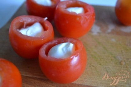 На дно каждой помидорки выложить немного творожной массы с укропом, затем шарик сыра моцарелла.