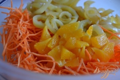 В салатник выложить натертую соломкой морковь, обжаренный перец и кусочки апельсиновых долек.