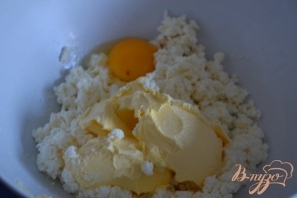 Творог, яйцо, щепотку соли  и мягкое сливочное масло хорошо размешать.