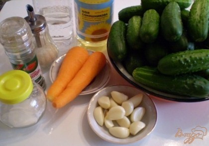 Огурчики пикантные, кисло-сладкие, в меру остренькие получаются. Банки хорошо стоят. Пробуйте. Нужно подготовить сразу все овощи, это очень простой и быстрый рецепт. Огурцы вымыть, морковь почистить, чеснок тоже почистить, приготовить сахар, соль, уксус столовый 9%ный, и растительное масло. Чеснока чищенного отмерить 1 полный стакан.