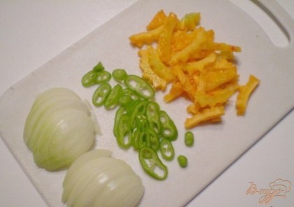 Для салата овощи нужно помыть, почистить. Лук порезать полукольцами, перец жгучий колечками и момордику соломкой.