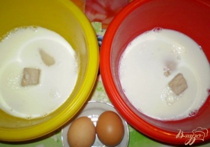 Для этого рецепта нам понадобятся две одинакового размера миски. Кладем в каждую по 15 грамм дрожжей, по щепотке соли, по 3 столовых ложки сахара. Заливаем хорошо теплым молоком. Растворяем сахар, соль, дрожжи. Вводим яйца, растопленный маргарин.