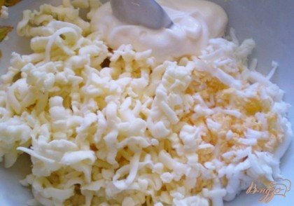 Итак, натрите на крупной терке яйцо и сыр, посолите, поперчите, добавьте майонез. Перемешайте до однородности.