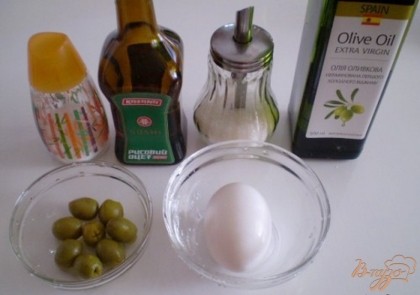 Итак, оливки зеленые понадобятся. Масло оливковое как основа для майонеза. Уксус, тут есть моменты. Первое, это лучше всего - используйте лимонный сок. Если под рукой его нет, возьмите обычный столовый уксус, или яблочный или винный уксус. У меня есть всегда в запасе рисовый уксус, он приятный мягкий, отлично подойдет для майонеза.
