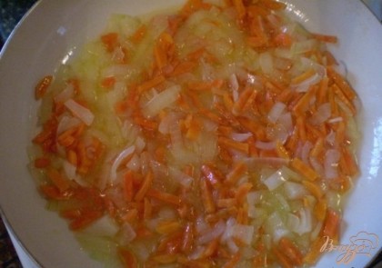 Поставьте воду в кастрюле на огонь. Доведите до кипения, посолите по вкусу. Очищенные овощи нужно порезать мелко. Лук репчатый произвольными кусочками, морковь соломкой. Не используйте терку, так морковь вберет в себя много жира и суп не будет таким низкокалорийным. Обжаривайте репчатый лук и морковь на растительном рафинированном масле до готовности под крышкой на медленном огне, постоянно помешивайте.