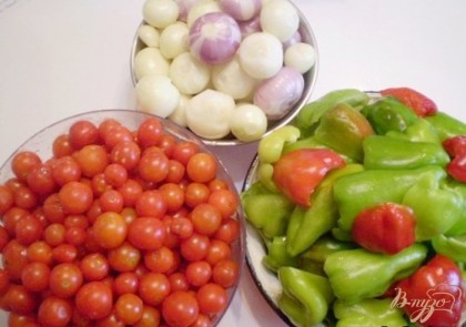 Подготовим овощи: помидоры помыть, отцедить воду; лук почистить, сполоснуть; болгарский перец сладкий порезать на половинки, вынять семена и убрать плодоножку, вымыть.