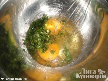 В яйца добавить мелко нарезанной петрушки, молоко, соль и перец и  взбить.