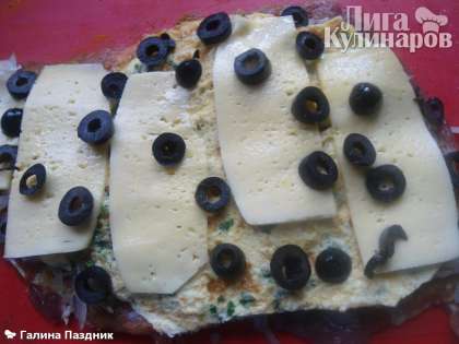 Сыр с нарезанными маслинами