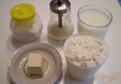 Итак, для хлеба нужно молоко любой жирности, лучше если это будет домашнее натуральное коровье молоко. Дрожжи я всегда использую свежие пресованные. Соль йодированная и сахар. Масло для смазывания рук и формы можно использовать любое.