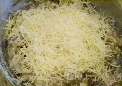Теперь добавляем натертый на самую мелкую терочку сыр твердый. Перемешиваем тщательно, чтоб сыр был равномерно по баклажанам.