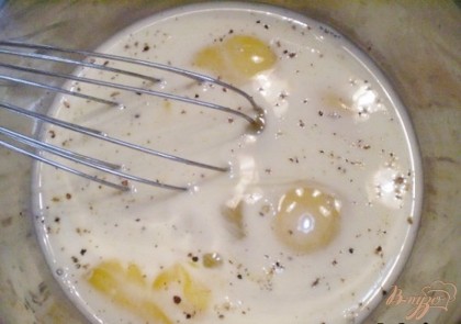 Далее. Яйца разбиваем, вливаем молоко, добавляем чеснок пропущенный через пресс, соль, молоты черный перец. Перемешиваем венчиком, как для омлета. Если есть укроп - добавьте, он лишним не будет.