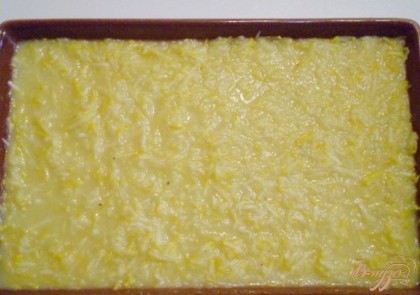 Соединяем кабачки тертые с яичной смесью. Перемешиваем. Это достаточно легко сделать руками. Пробуем на соль. Тут главное не пересолить. Лучше уж пусть будет немного не досол. Помните, что сыр тоже даст соли, или выбирайте пресны сорта. Можно заменить твердый сыр на плавленный, хорошего качества, но не сырный продукт. Выливаем смесь в смазанную растительным маслом форму. Разравниваем. Смесь жидковатая, пусть вас это не смущает. Разогреваем духовку до 200 градусов и ставим запеканку. Выпекаем 1 час.